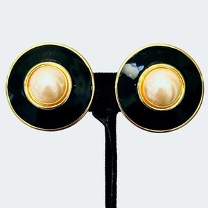 VINTAGE PREMIER USA BLACK & FAUX PEARL CLIP ON DISC EARRINGS
